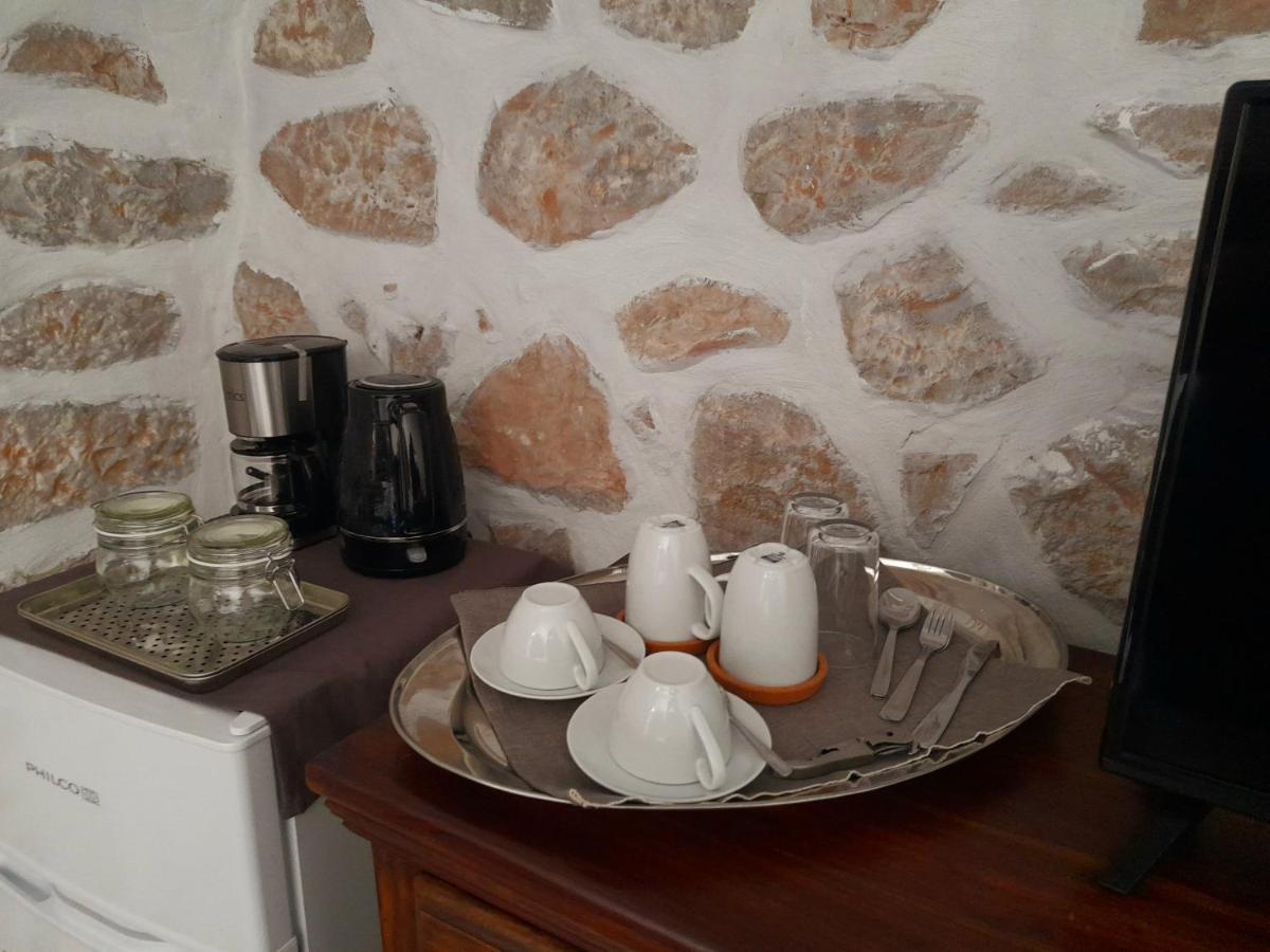 LefkiasThe Two Carob Trees, Traditional Stonehouse, Nikandri, Pirgos Dirosアパートメント エクステリア 写真