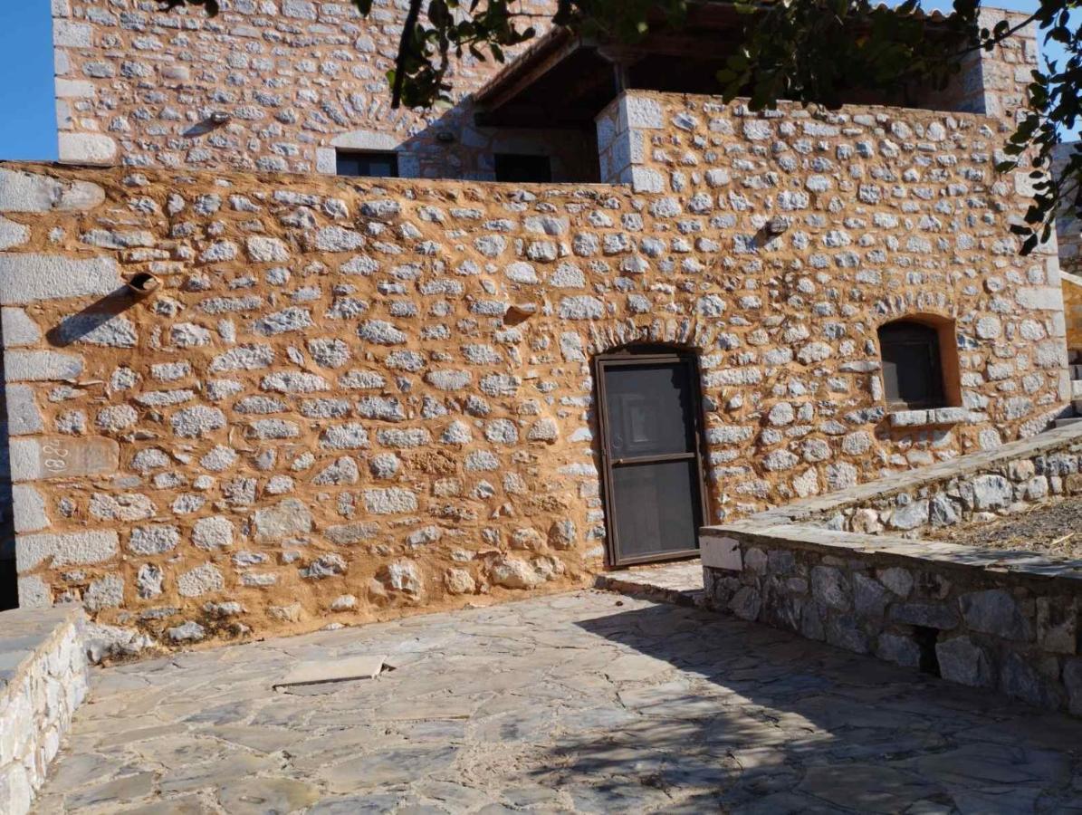 LefkiasThe Two Carob Trees, Traditional Stonehouse, Nikandri, Pirgos Dirosアパートメント エクステリア 写真