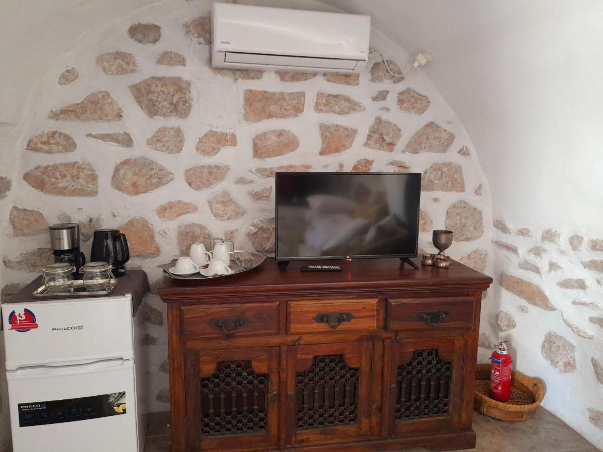 LefkiasThe Two Carob Trees, Traditional Stonehouse, Nikandri, Pirgos Dirosアパートメント エクステリア 写真
