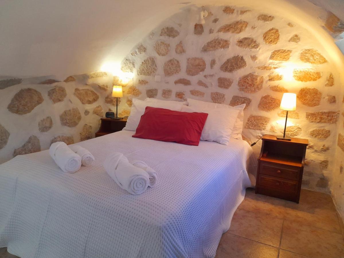 LefkiasThe Two Carob Trees, Traditional Stonehouse, Nikandri, Pirgos Dirosアパートメント エクステリア 写真