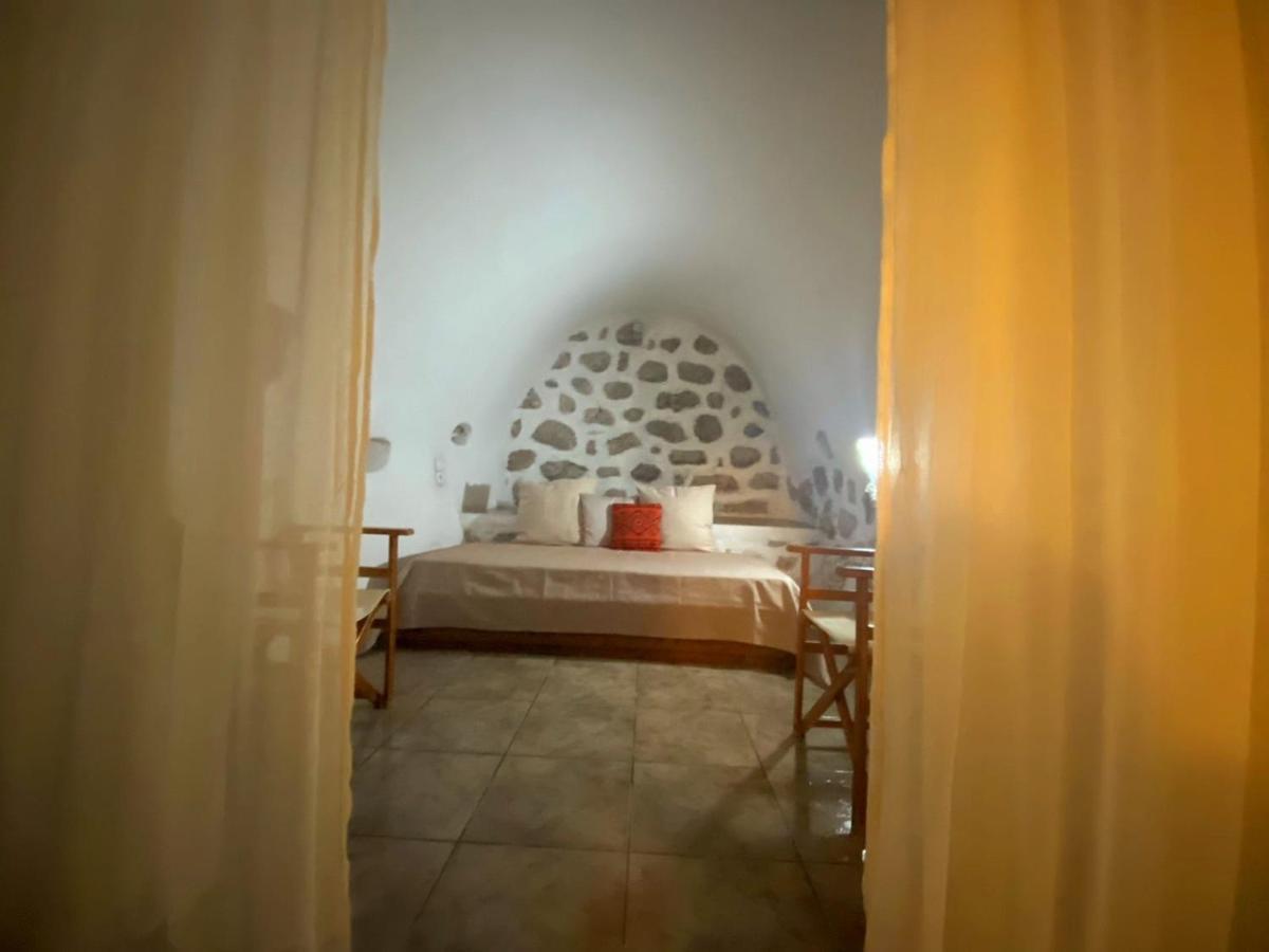 LefkiasThe Two Carob Trees, Traditional Stonehouse, Nikandri, Pirgos Dirosアパートメント エクステリア 写真