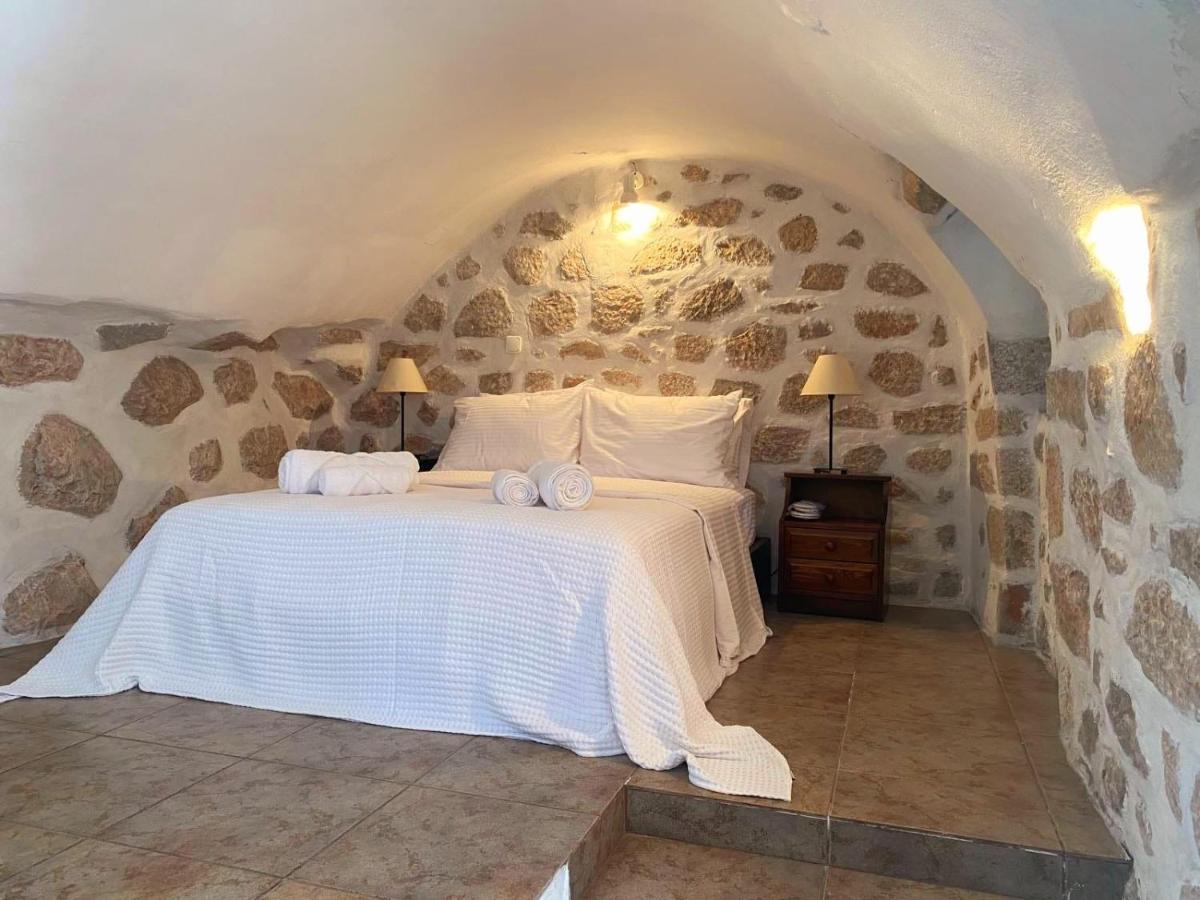 LefkiasThe Two Carob Trees, Traditional Stonehouse, Nikandri, Pirgos Dirosアパートメント エクステリア 写真