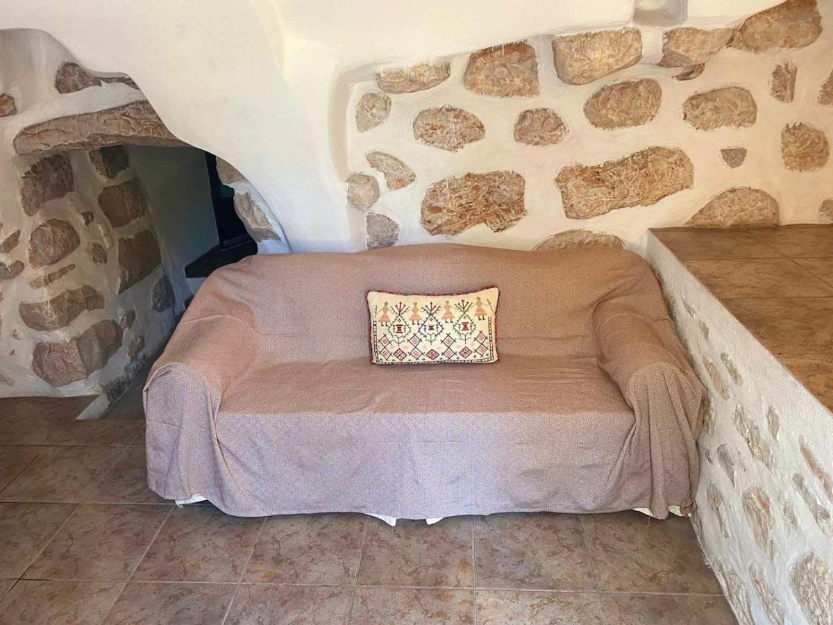 LefkiasThe Two Carob Trees, Traditional Stonehouse, Nikandri, Pirgos Dirosアパートメント エクステリア 写真
