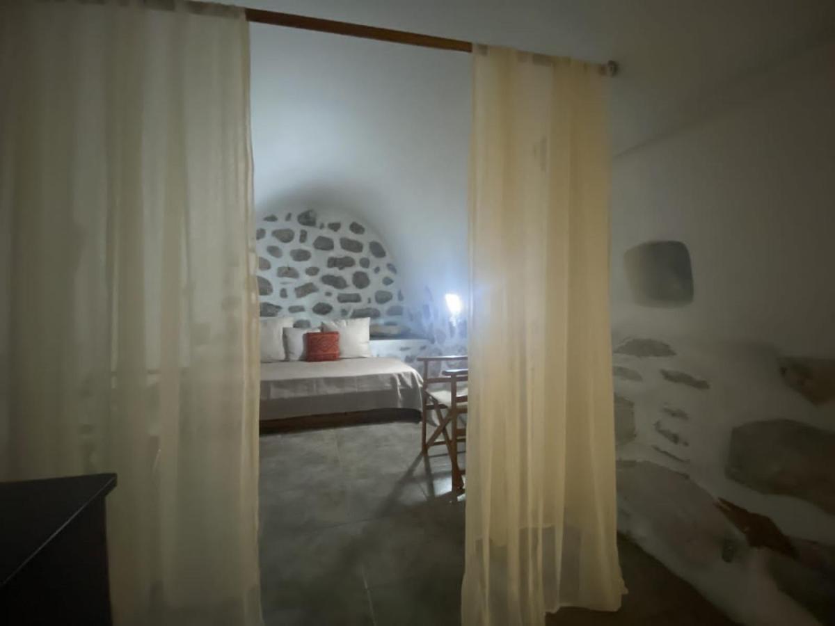 LefkiasThe Two Carob Trees, Traditional Stonehouse, Nikandri, Pirgos Dirosアパートメント エクステリア 写真