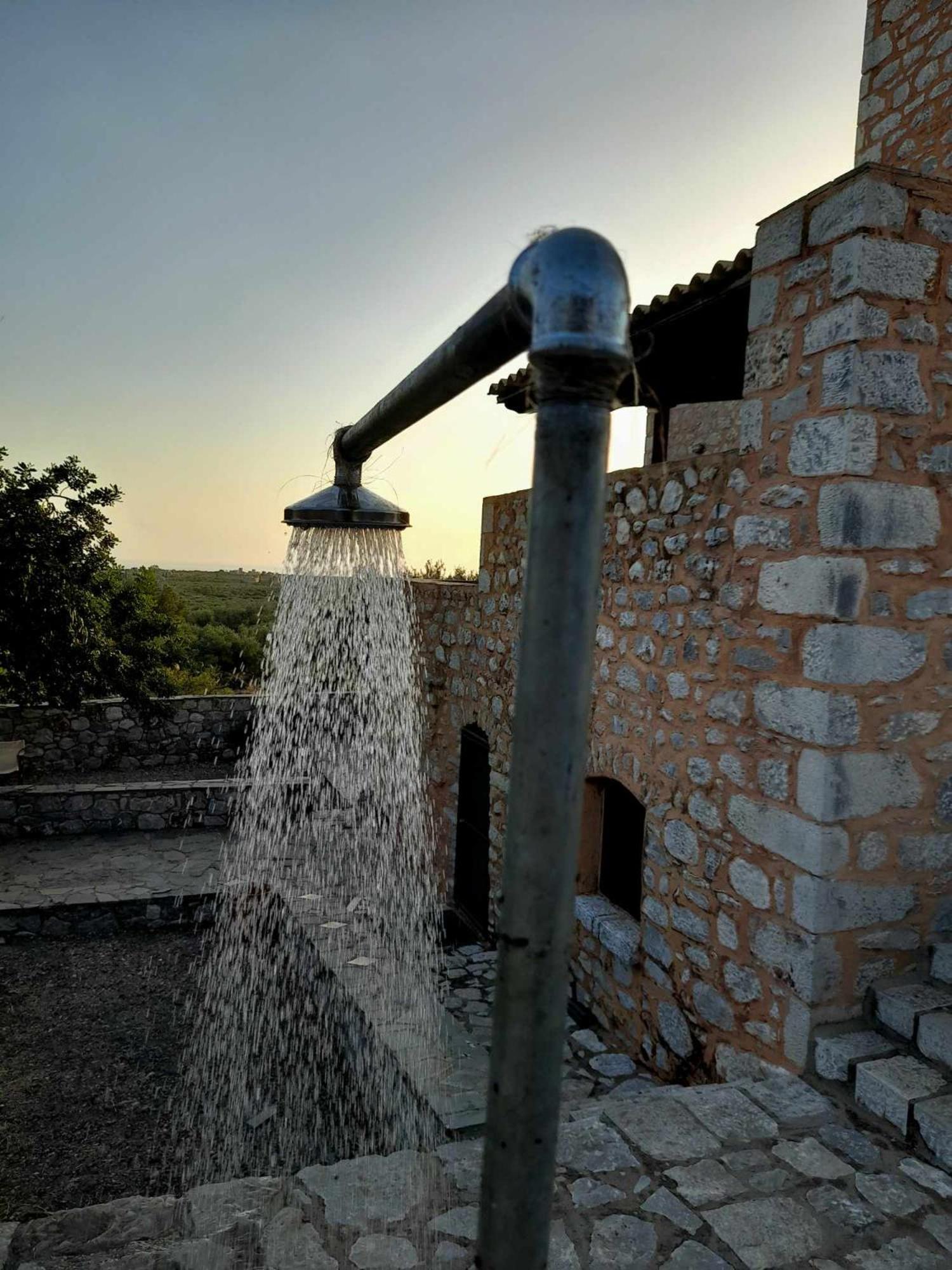 LefkiasThe Two Carob Trees, Traditional Stonehouse, Nikandri, Pirgos Dirosアパートメント エクステリア 写真